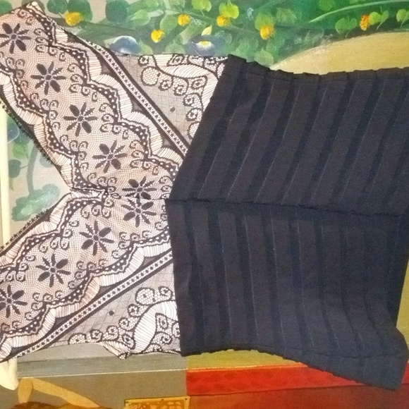 Cute v neck top - Picture 3 of 3